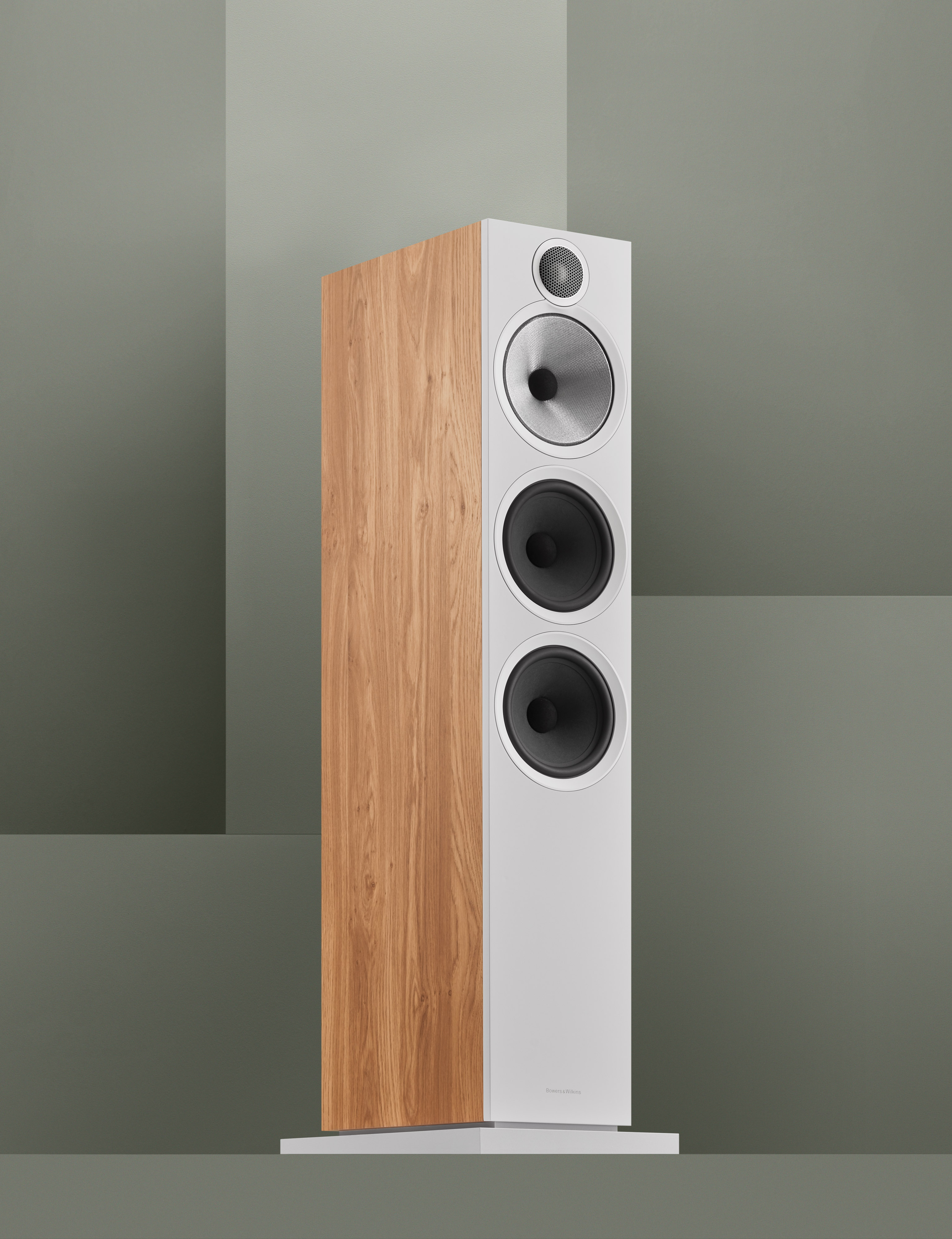 Bowers & Wilkins 603 S3 Eiche Lautsprecher auf einem Podest