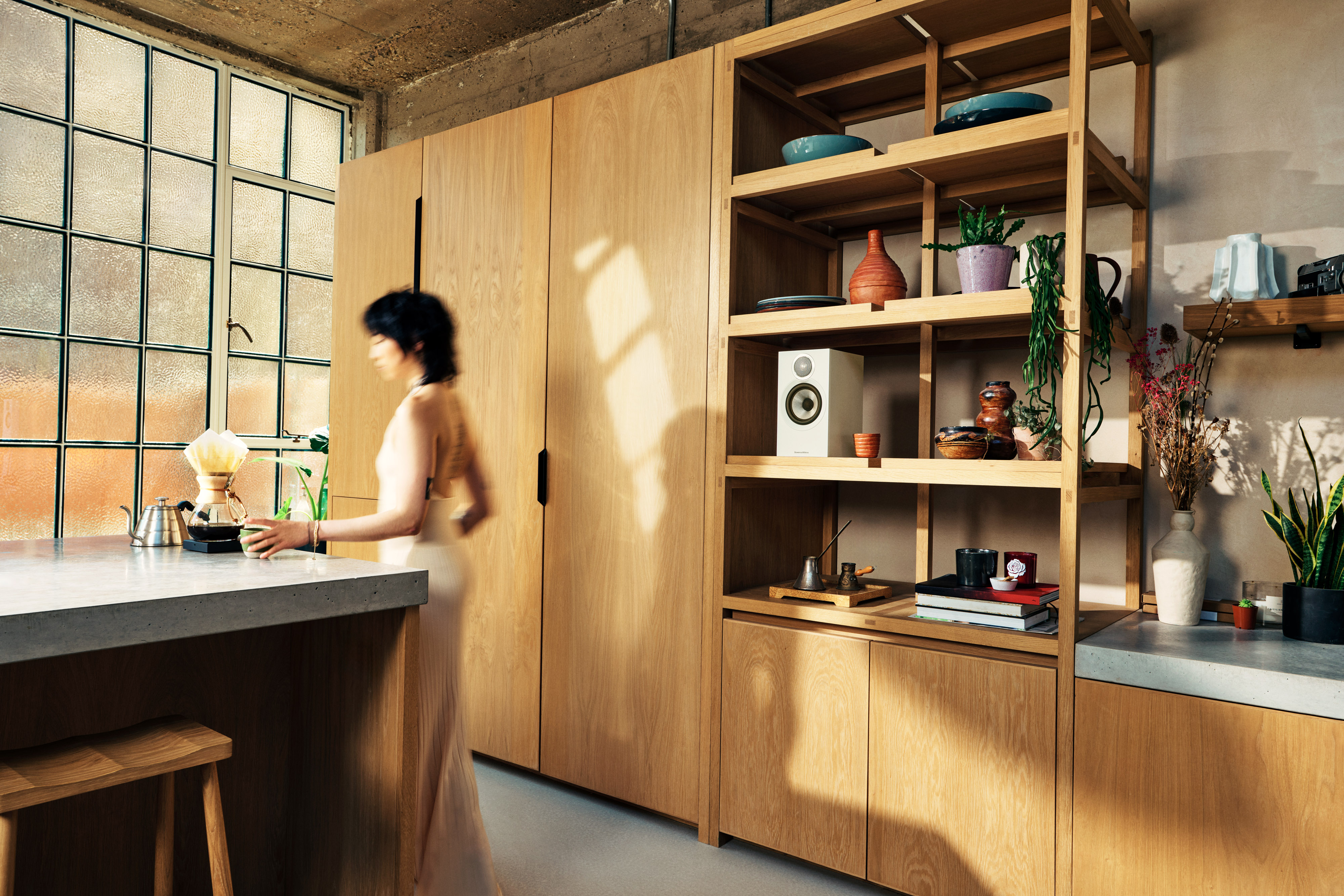 Bowers & Wilkins 607 S3 Weiß Lautsprecher ohne Abdeckung in einem Regal in einer Küche