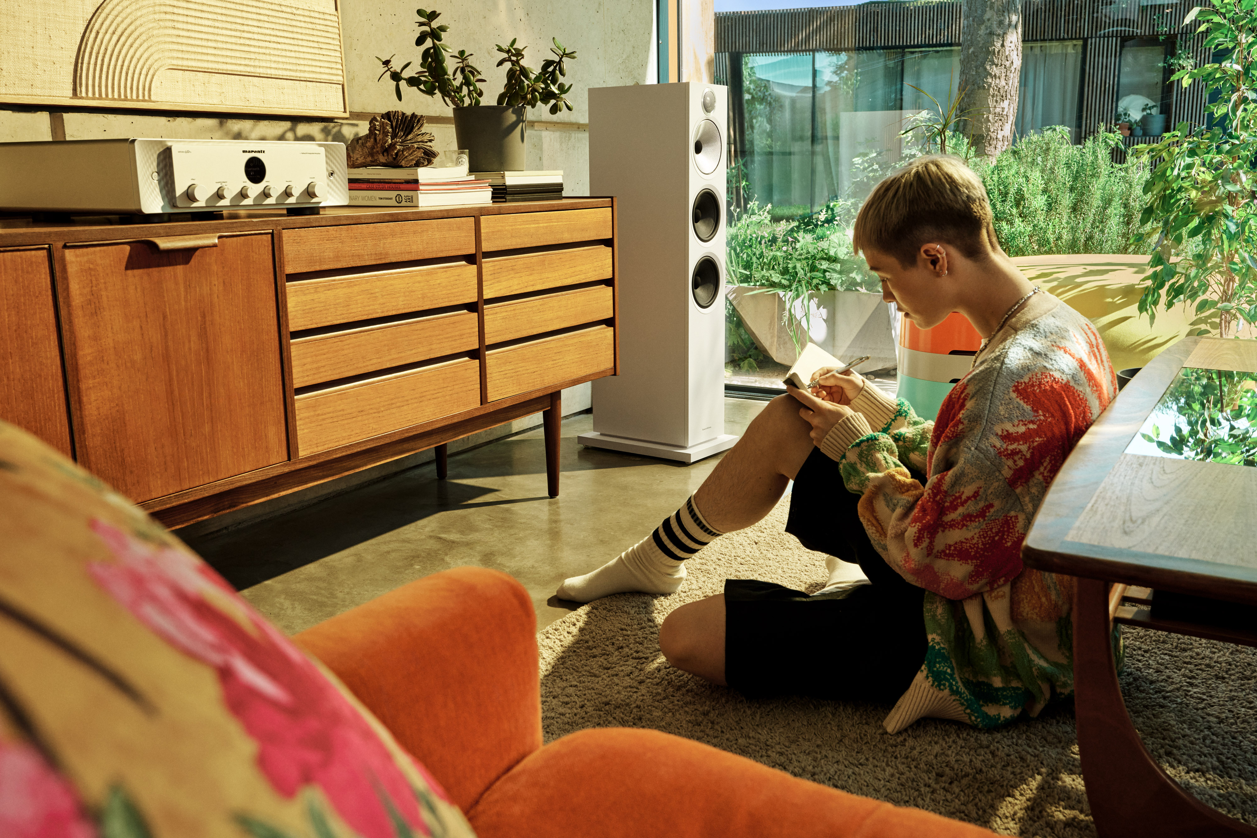 Bowers & Wilkins 603 S3 Weiß Lautsprecher in einem Wohnzimmer