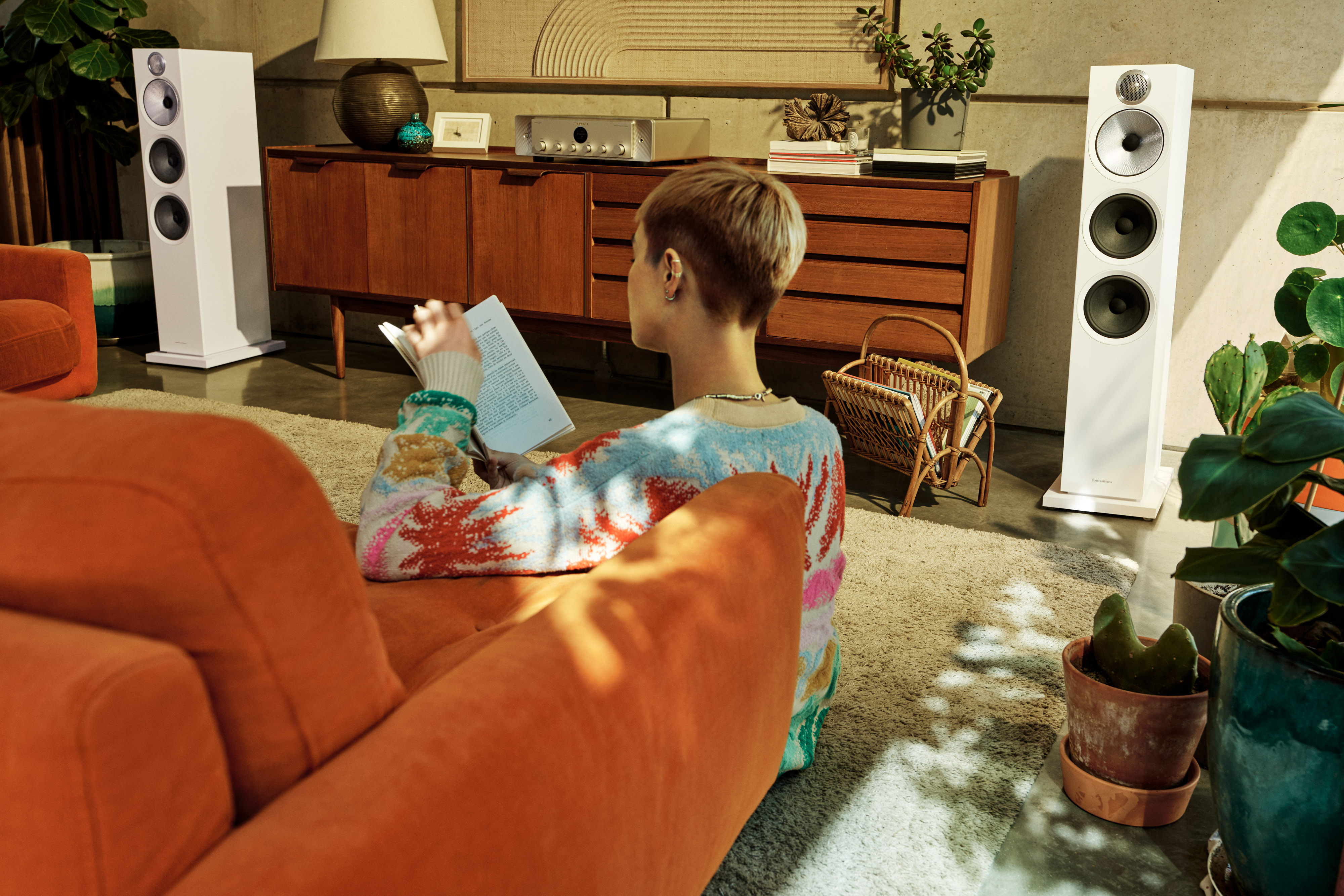 Bowers & Wilkins 603 S3 Weiß Lautsprecher in einem Wohnzimmer