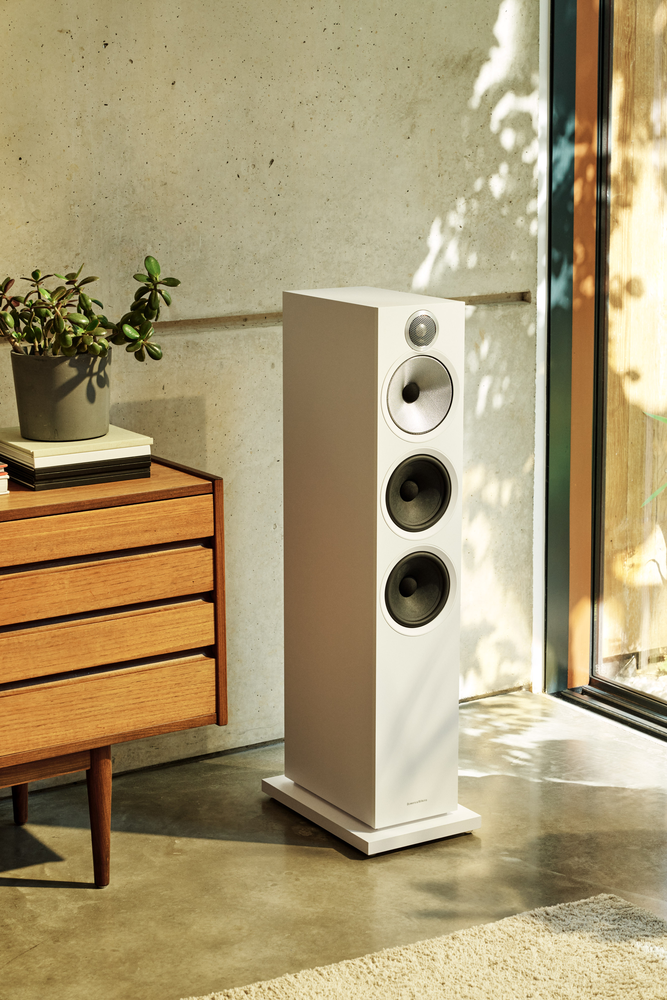 Bowers & Wilkins 603 S3 Weiß Lautsprecher in einem Wohnzimmer neben einem Schrank