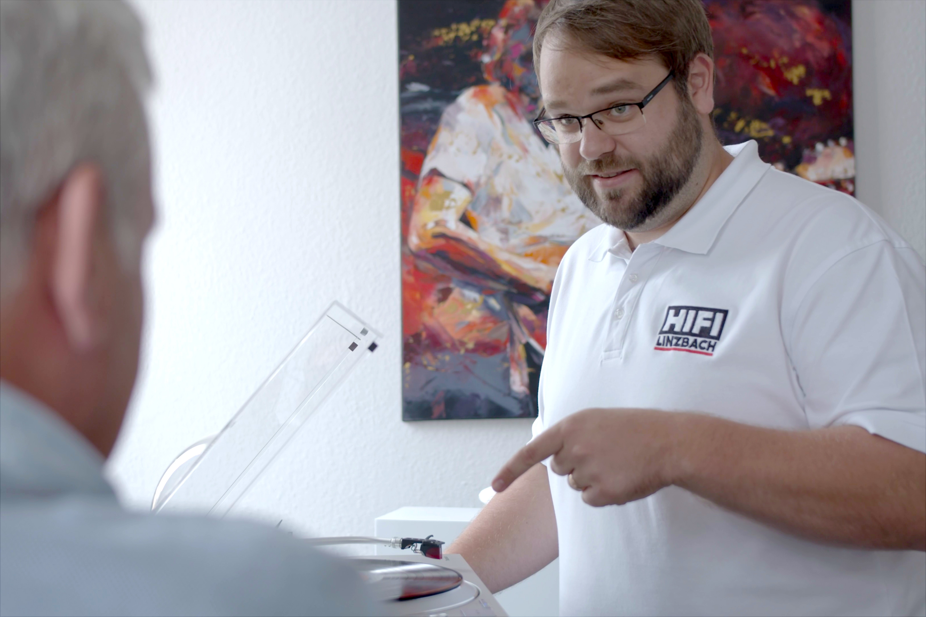 HiFi Linzbach Mitarbeiter berät einen Kunden