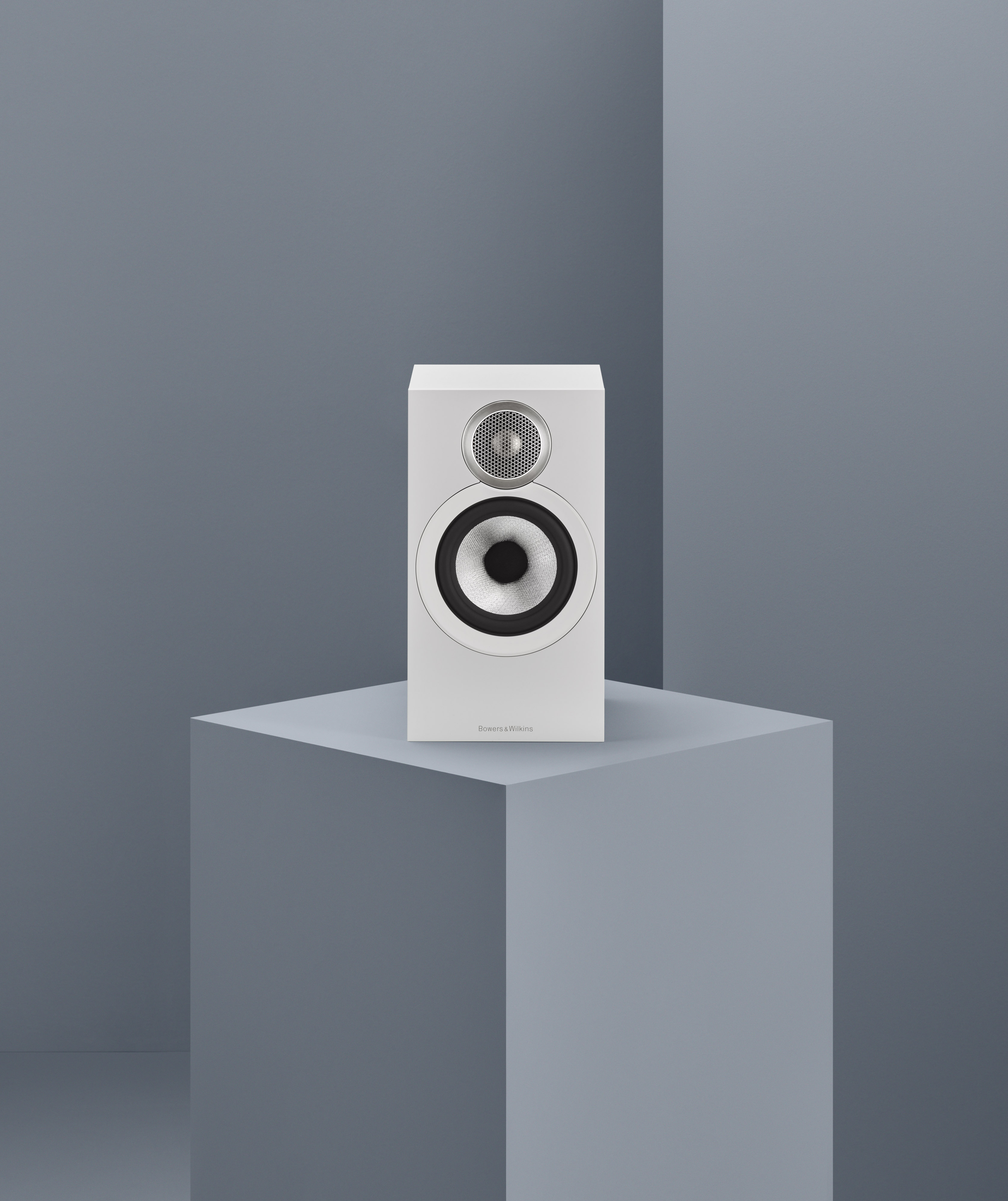 Bowers & Wilkins 607 S3 Weiß Lautsprecher auf einem Podest